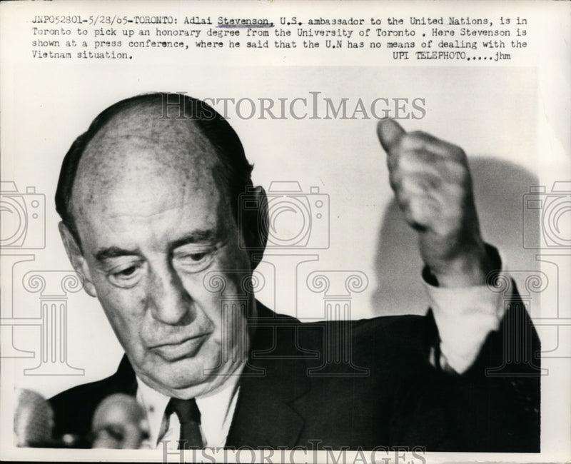 Load image into Gallery viewer, 1965 Press Photo Adlai Stevenson in Toronto United Nations Press Conference
