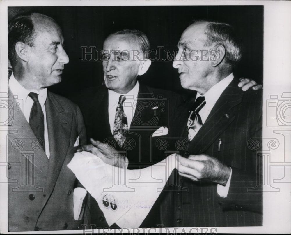 1952 Press Photo Willis Rutledge Presents Adlai Stevenson w/ Handkerchief, WYO