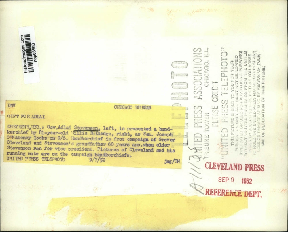 1952 Press Photo Willis Rutledge Presents Adlai Stevenson w/ Handkerchief, WYO