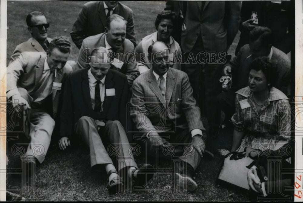 1960 Press Photo Adlai Stevenson & Politicians from 13 NATO Countries At Farm