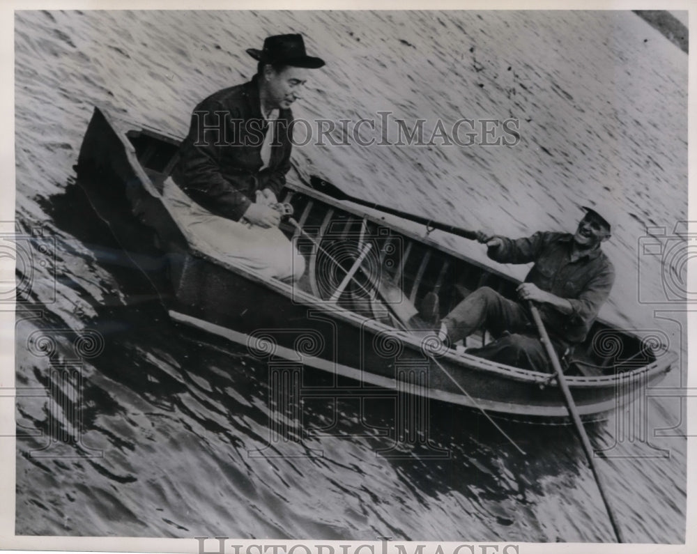 1952 Press Photo Illinois Governor Adlai Stevenson & Melvin Galsted in a boat