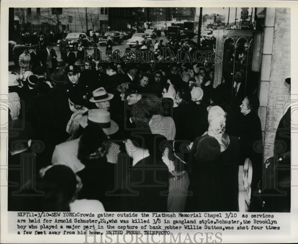 1952 Press Photo Arnold Schuster Service at Flatbush Memorial Chapel, New York