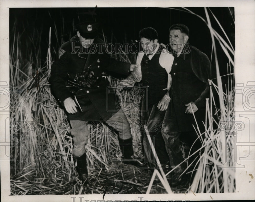 1940 Press Photo Stanley Gasior Led From Sawmp by Camden Policeman & Ray Smith