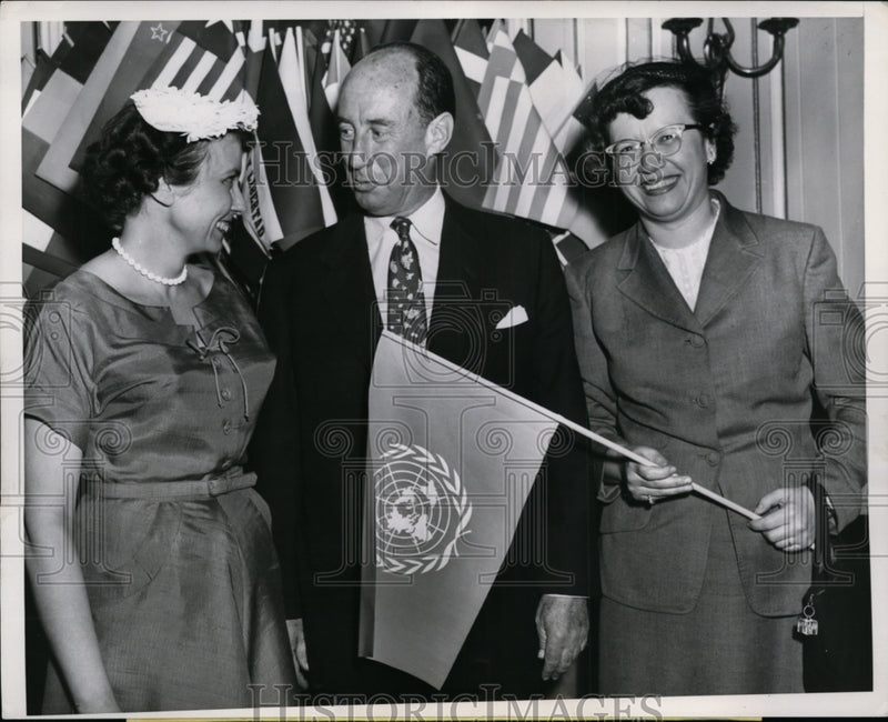 Load image into Gallery viewer, 1954 Press Photo Adlai Stevenson w/ United Nations Association of Chicago Women
