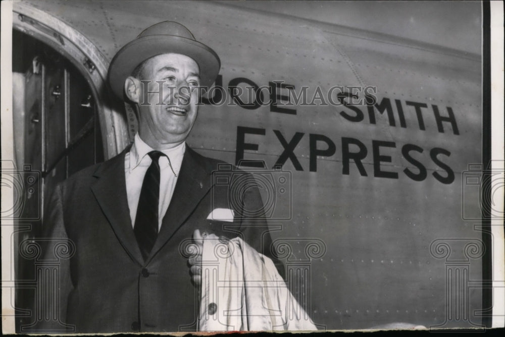 1956 Press Photo Adlai Stevenson Boarding "Joe Smith Express" Plane Washington