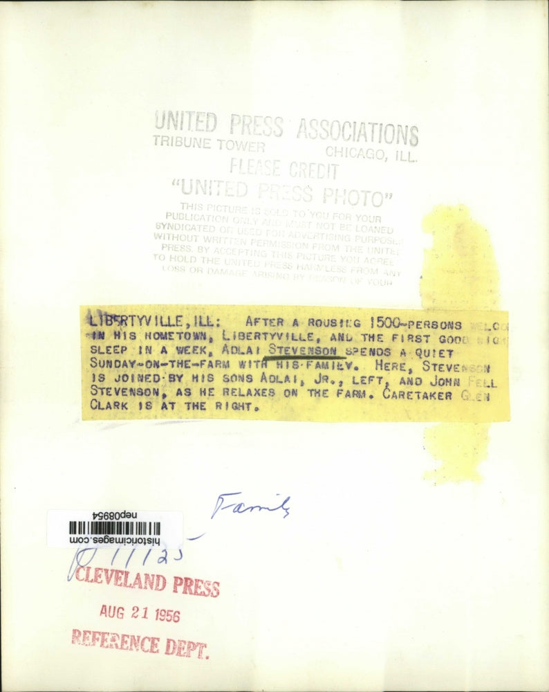 1956 Press Photo Adlai Stevenson & Family on Farm in Libertyville, Illinois