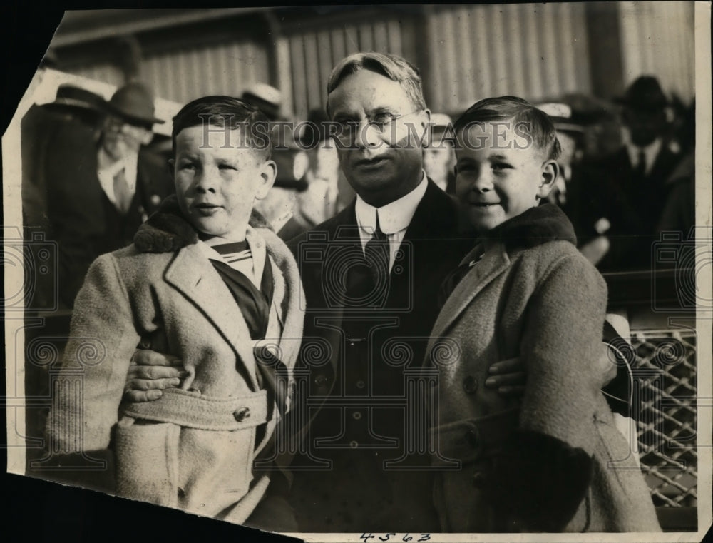 1923 Press Photo Senator Hiram Johnson w/ Granddaughters - nep08987