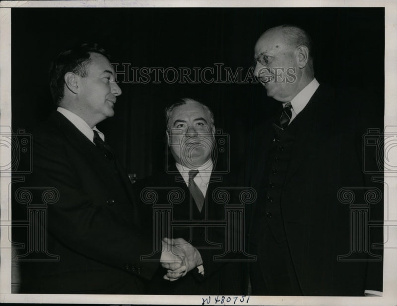 Load image into Gallery viewer, 1938 Press Photo Retiring Homer Cummings Attorney General Greeted - nep09014
