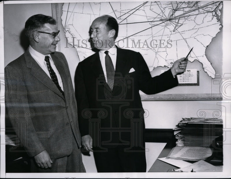 Load image into Gallery viewer, 1956 Press Photo Presidential candidate Adlai Stevenson &amp; EI Bartlett in Chicago
