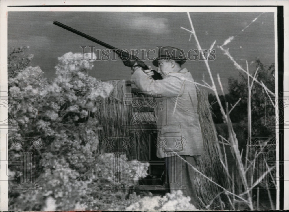1966 Press Photo Ex Presidential candidate Adlai Stevenosn hunts in GA