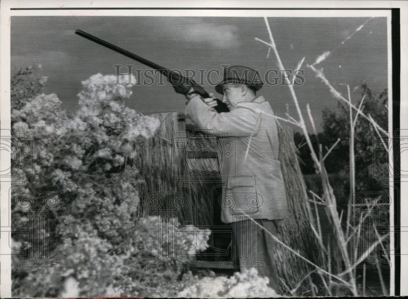 Load image into Gallery viewer, 1966 Press Photo Ex Presidential candidate Adlai Stevenosn hunts in GA
