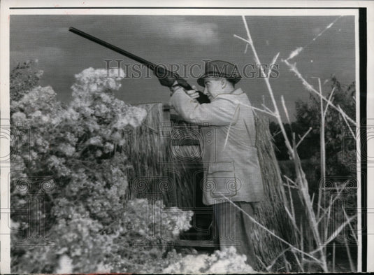 1966 Press Photo Ex Presidential candidate Adlai Stevenosn hunts in GA