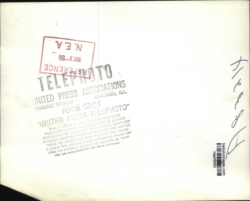 1956 Press Photo Adlai Stevenson Eating Hotdog in Miami Beach, Florida