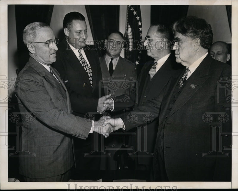 Load image into Gallery viewer, 1946 Press Photo President Harry Truman, John Lewis at end of caol strike

