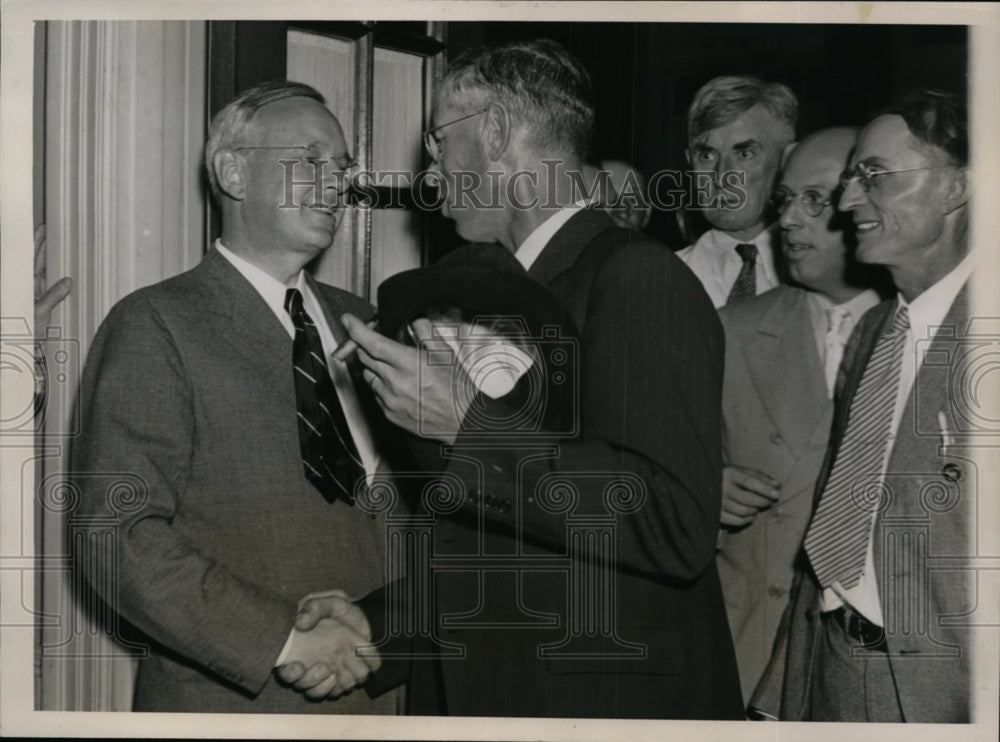 1936 Press Photo Governor Alf Landon Congratulated by Iowa Farmers on Speech