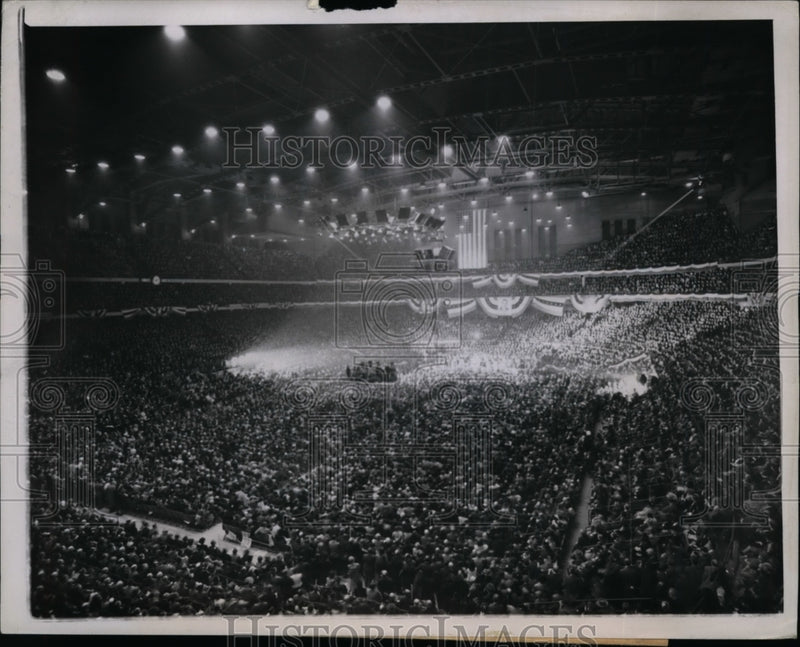 Load image into Gallery viewer, 1944 Press Photo Thomas Dewey Republican Pres Candidate at Chicago Stadium
