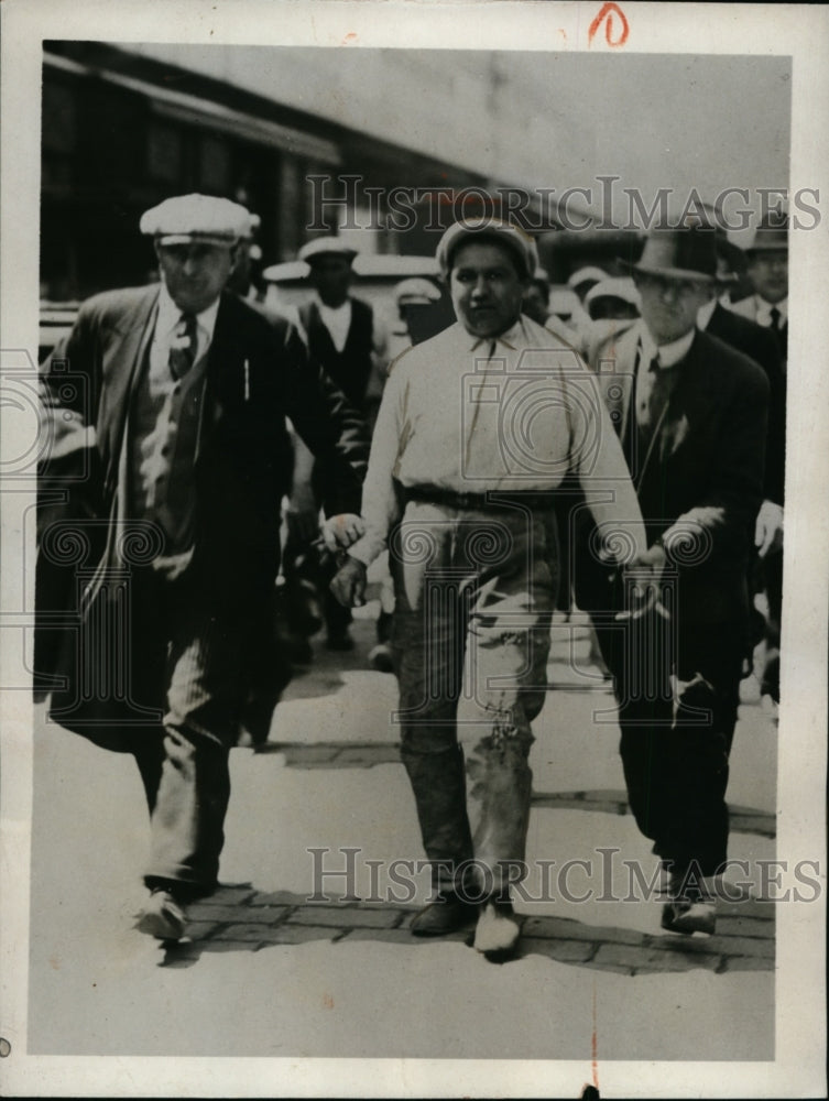 1932 Press Photo Gonzales Macarnes Being Taken to Jail for Striking Spanish King