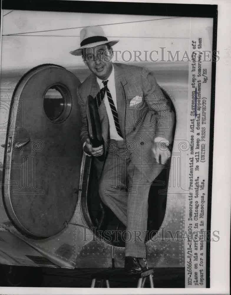 Load image into Gallery viewer, 1952 Press Photo Dem Pres Nominee Adlai Stevenson Steps off Plane in Chicago
