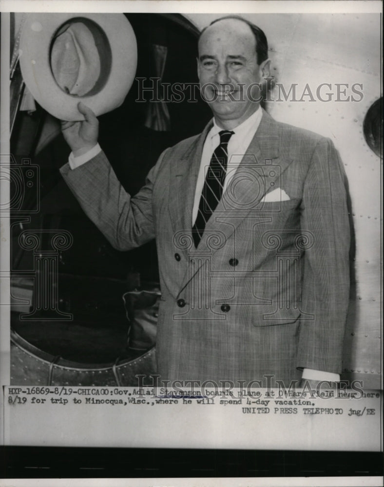 1952 Press Photo Adlai Stevenson Boards Plane at O'Hare Field - nep09193