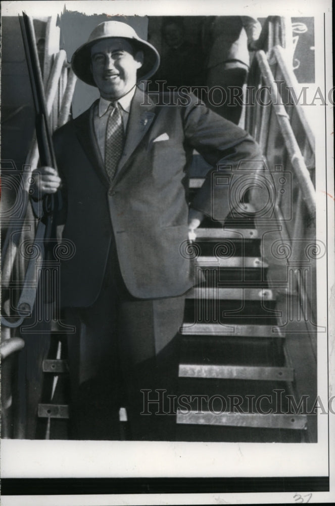 1956 Press Photo Adlai Stevenson w/ Gun Gifts from Boise, Idaho Democrats