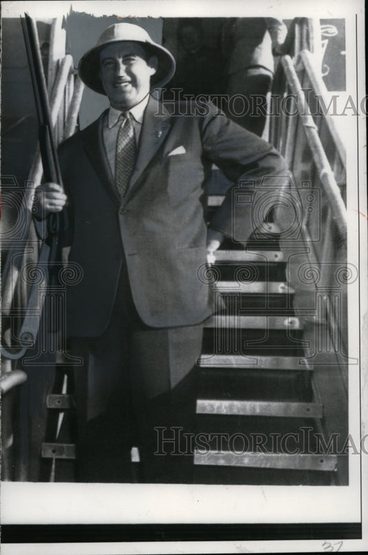 1956 Press Photo Adlai Stevenson w/ Gun Gifts from Boise, Idaho Democrats