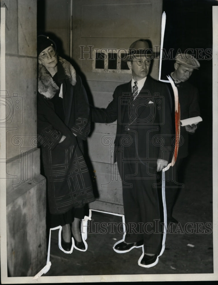 1933 Press Photo Alice Lindsay Wynekoop, Enters Jail, James Gabriel, Bailiff