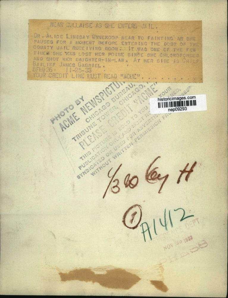 1933 Press Photo Alice Lindsay Wynekoop, Enters Jail, James Gabriel, Bailiff