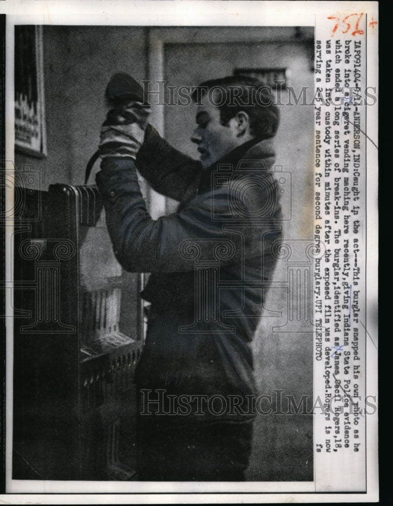 Load image into Gallery viewer, 1959 Press Photo James Cecil, Brakes Vending Machine, Burglar, Anderson, IN

