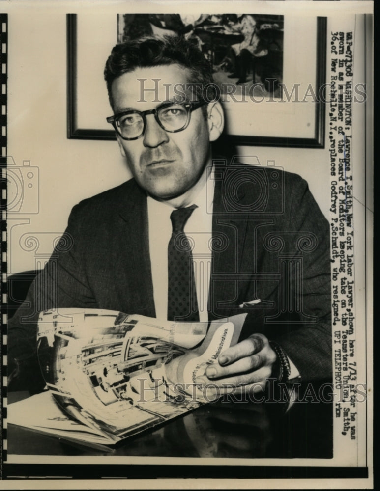 Load image into Gallery viewer, 1959 Press Photo Lawrence Smith New York Labor Lawyer in Washington - nep09312
