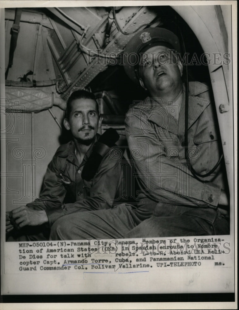 Load image into Gallery viewer, 1959 Press Photo Capt Torre of Cuba &amp; Col Vallarine of Panama - nep09313
