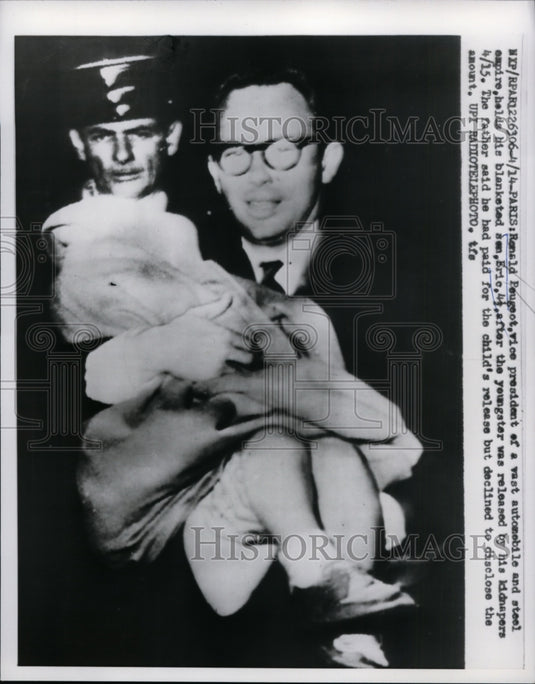 1960 Press Photo Ronald Peugeot Holds Kidnapped Son Eric After His Release