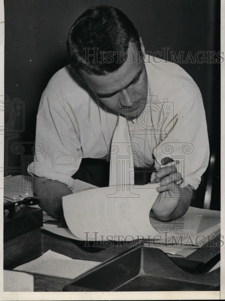 Load image into Gallery viewer, 1933 Press Photo Kilbourne Johnson, Son of Gen Hugh S. Johnson, in NRA HQ
