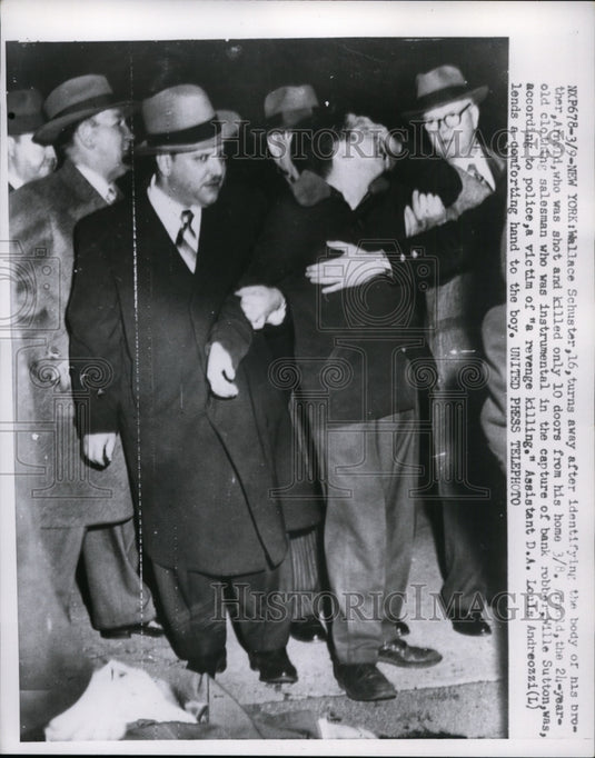 1952 Press Photo Wallace Schuster Identifies Body of Brother - nep09379