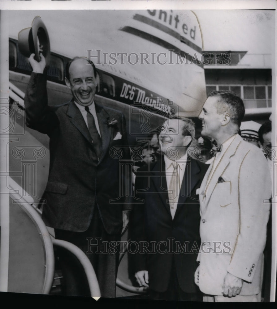 1954 Press Photo Adlai Stevenson Arrives at Philadelphia Int'l Airport
