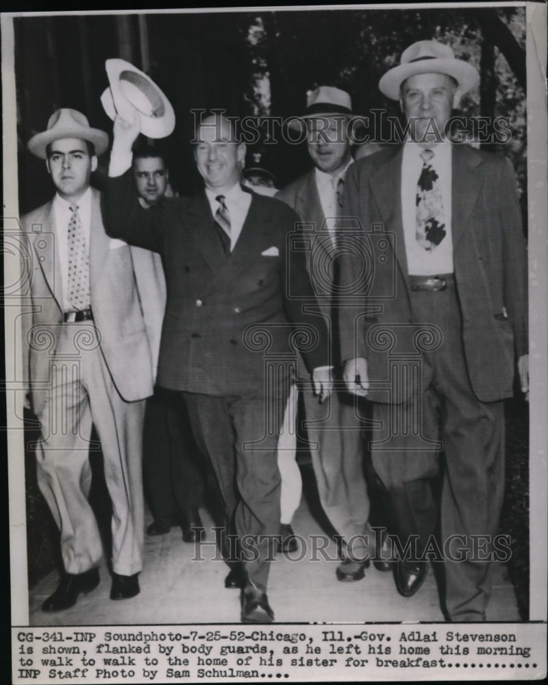1952 Press Photo Illinois Governor Adlai Stevenson & bodyguards in Chicago