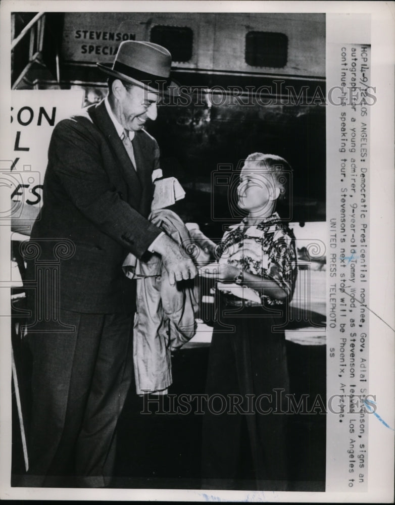 1952 Press Photo Gov Adlai Stevenson Signs Autograph for 9-Year-Old Tommy Wood
