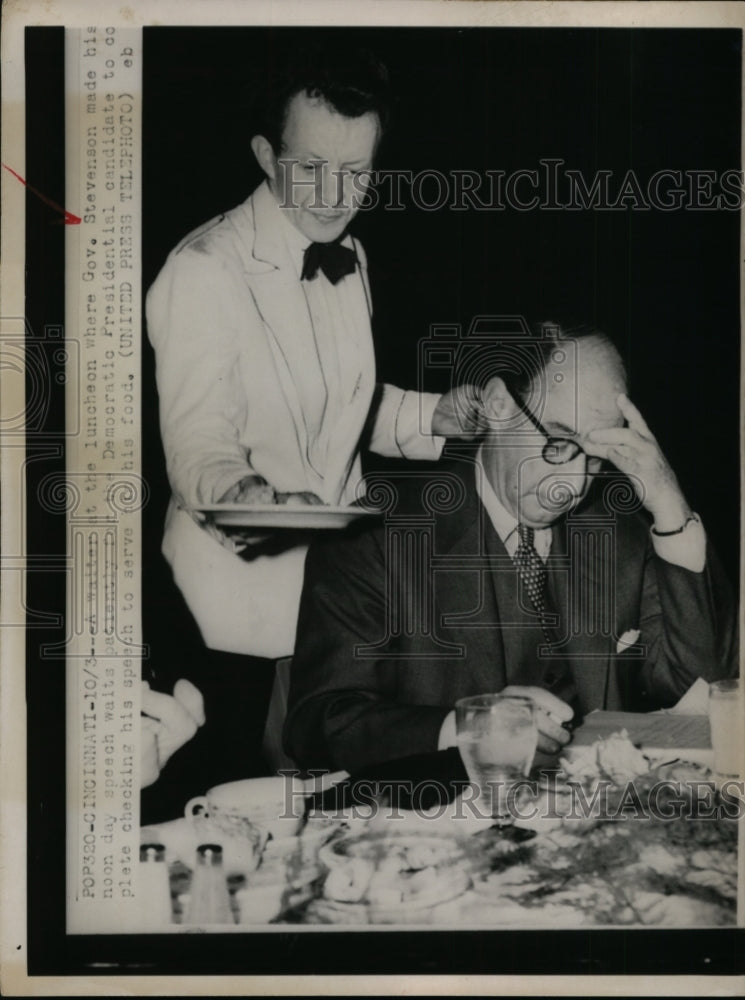 1952 Press Photo Waiter Waiting on Adlai Stevenson at Cincinnati Luncheon