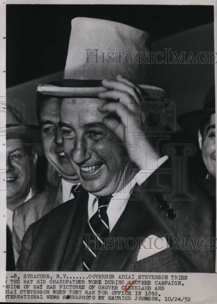 1952 Press Photo Gov Adlai Stevenson Wears Grandfather's Hat During Campaign