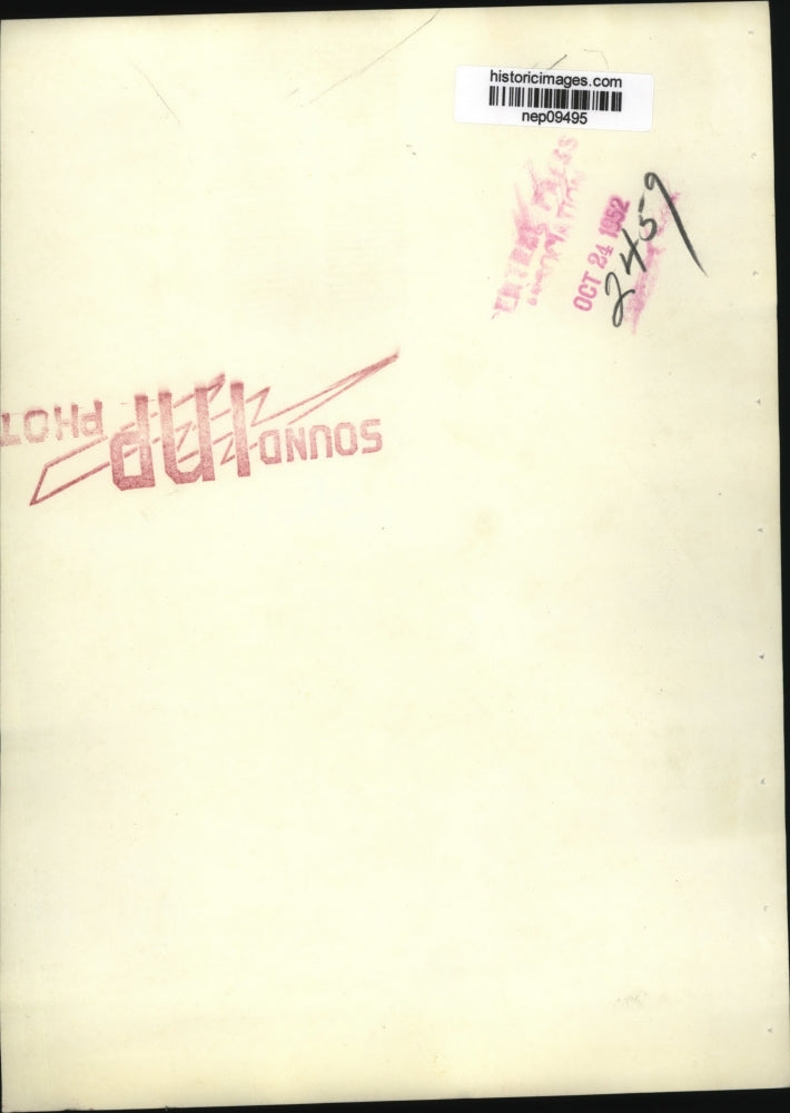 1952 Press Photo Gov Adlai Stevenson Wears Grandfather's Hat During Campaign