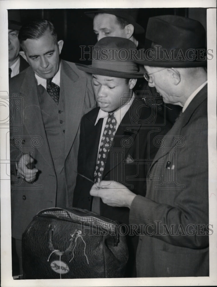 1943 Press Photo Robert Folkes Interrogated for Murder of Navy Man's Wife