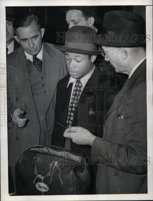 1943 Press Photo Robert Folkes Interrogated for Murder of Navy Man's Wife