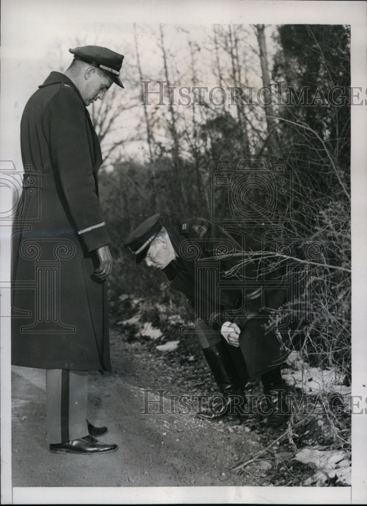 1938 Press Photo Lt Falkenstine &amp; Edward Johnson Examine Tire Marks &amp; Footprints- Historic Images