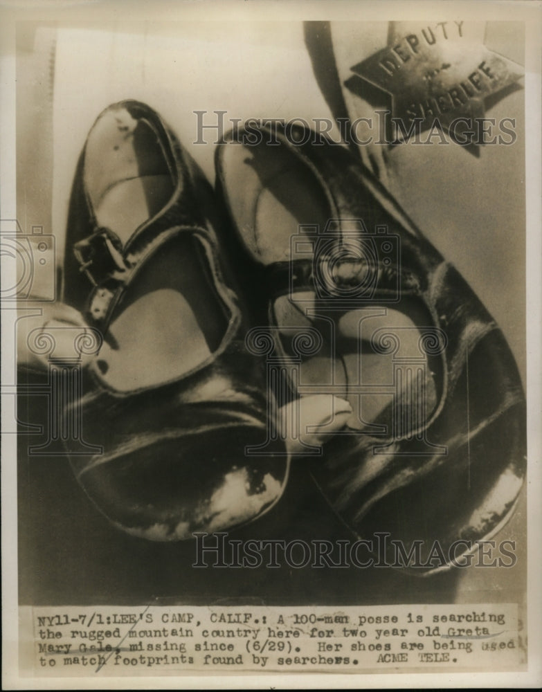 Load image into Gallery viewer, 1947 Press Photo 2-Year-Old Greta Mary Gale's Shoes Being Used to Track Her
