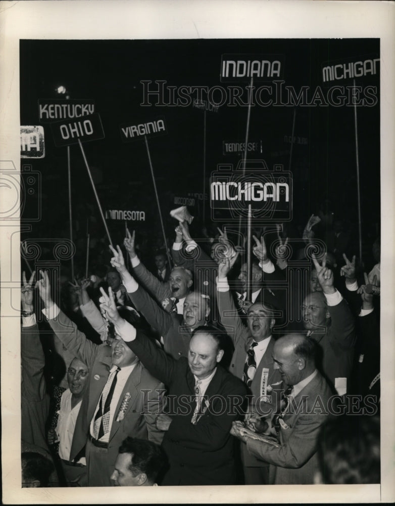 Load image into Gallery viewer, 1948 Press Photo Supporters of Sen Arthur Vandenberg Hold Fingers in Victory
