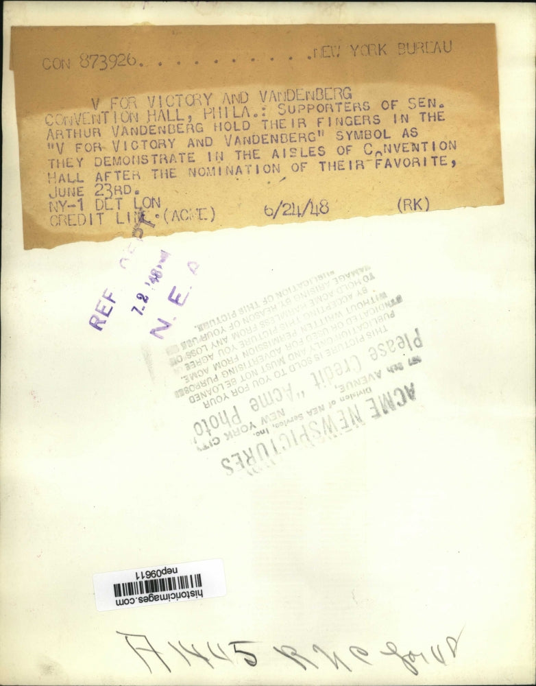 1948 Press Photo Supporters of Sen Arthur Vandenberg Hold Fingers in Victory