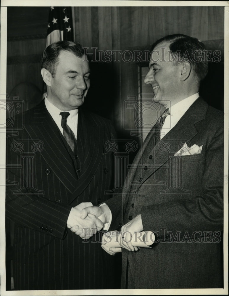 Load image into Gallery viewer, 1941 Press Photo Atty Gen Rob. Jackson Congratulates Wendell Berge as Asst D.A.
