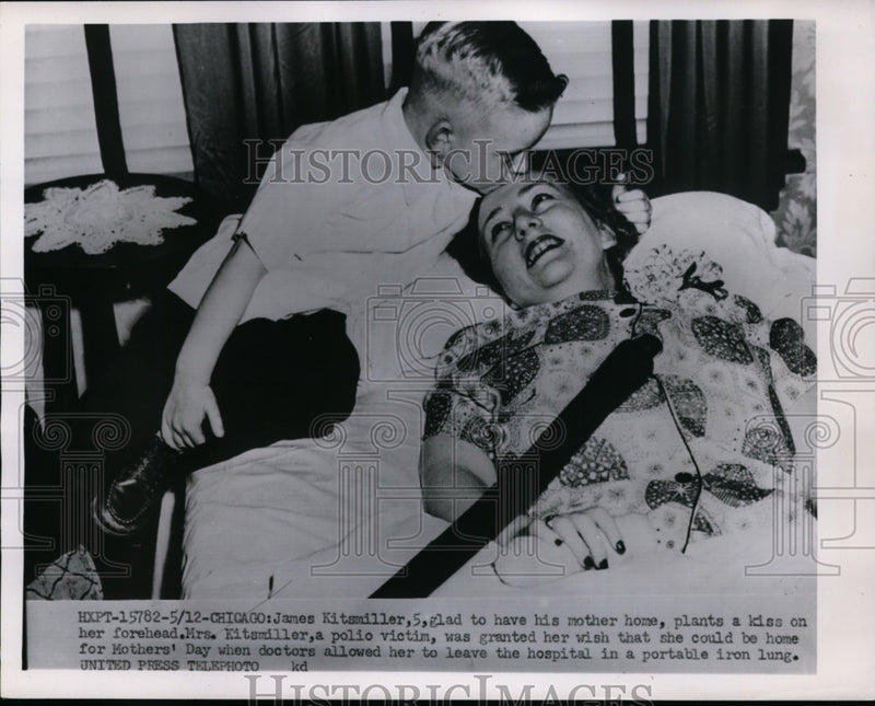 Load image into Gallery viewer, 1959 Press Photo James Kitsmiller Glad to Have Polio-Stricken Mother Home

