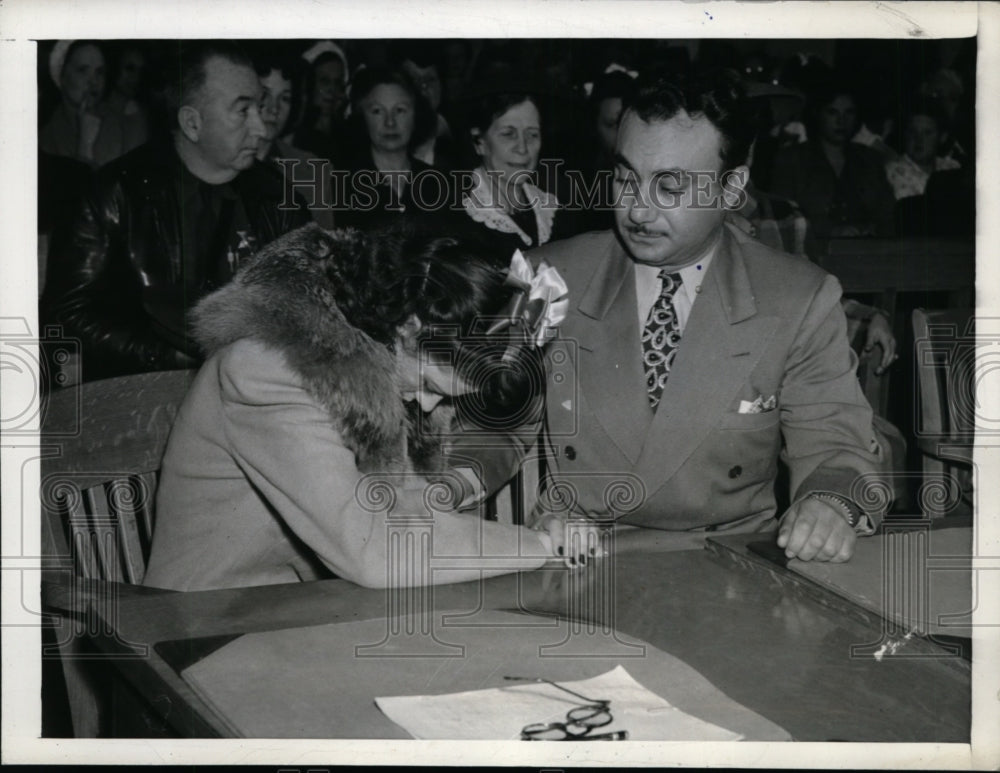 1944 Press Photo Mrs. Elaine Wisecarver Weeps, Ordered to Trial for Kidnapping