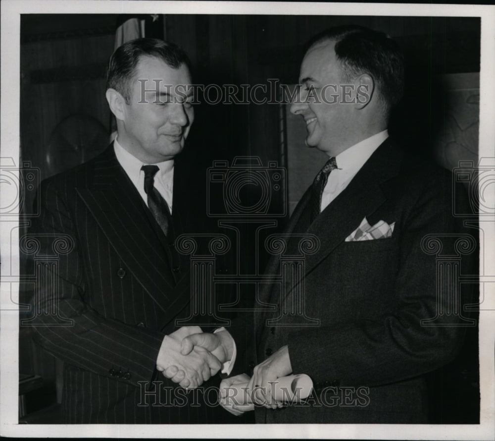 1941 Press Photo Robert Jackson Congratulates Wendell Berge on Commission