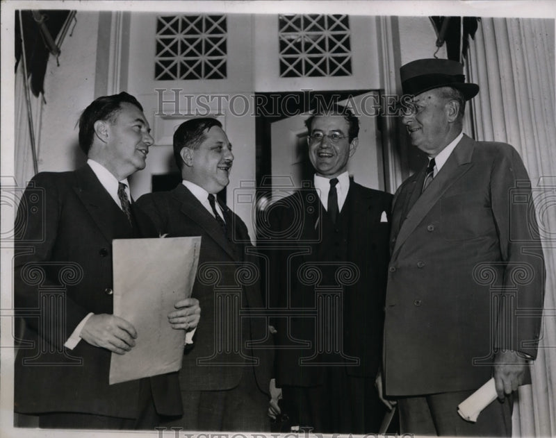 Load image into Gallery viewer, 1938 Press Photo Officials Confer w/ Roosevelt at White House on Monopoly
